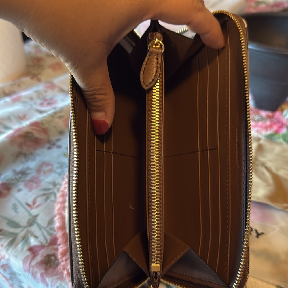 Gently used Burberry wallet - Picture 5 of 5